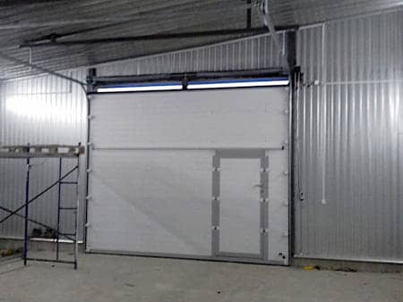 Подъемные ворота с калиткой для гаража в Пензе